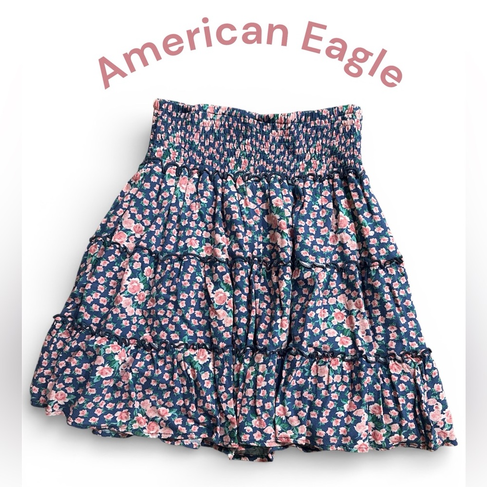 AMERICAN EAGLE. Skirt with dainty floral pattern and 3 mini ruffles.